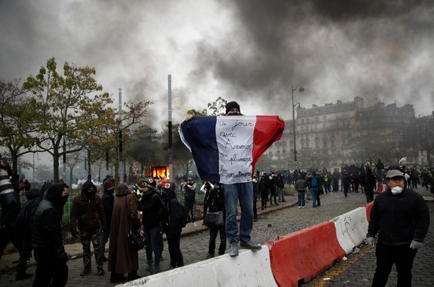 W pierwszą rocznicę wybuchu fali protestów „żółtych kamizelek” wybuchły zamieszki w Paryżu /YOAN VALAT  /PAP/EPA