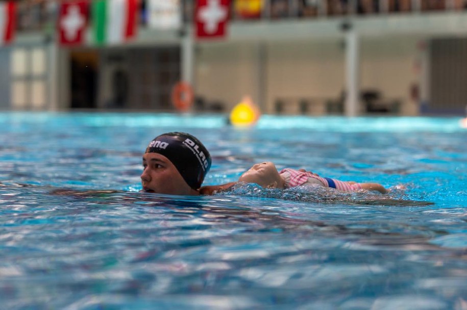 W pierwszej konkurencji basen symulował kąpielisko, a zadaniem ratowników było uratowanie 9 pozorantów. /Piotr Księżak/WOPR /