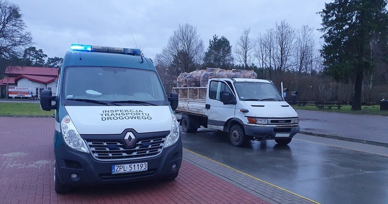 W pierwszych dniach 2022 roku nie wszyscy inspektorzy stosowali jeszcze nowe kary. W przypadku tego ważącego 6,4 tony Iveco Daily kierowca ukarany został mandatem w wysokości 500 zł za przekroczenie DMC. /ITD /Informacja prasowa