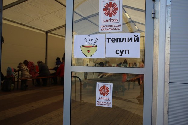 W pierwszych dniach wojny Caritas wydawał ciepłe posiłki dla uchodźców przybywających do Krakowa /Biuro  Prasowe Archidiecezji Krakowskiej  /