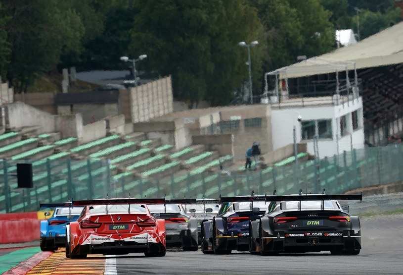 W pierwszych dwóch wyścigach sezonu Kubica (czerwone BMW) okupował ostatnie miejsca /Getty Images