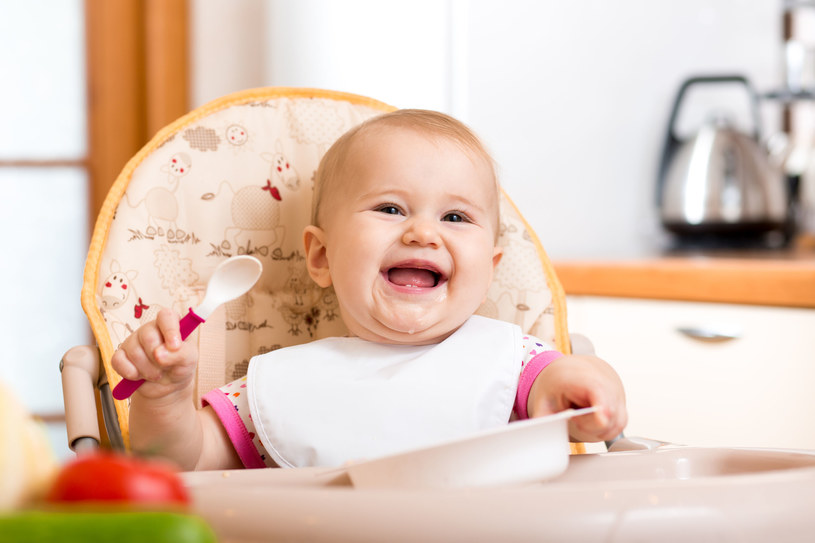 W pierwszych latach życia dziecko uczy się rozpoznawania u siebie uczucia głodu i sytości /123RF/PICSEL