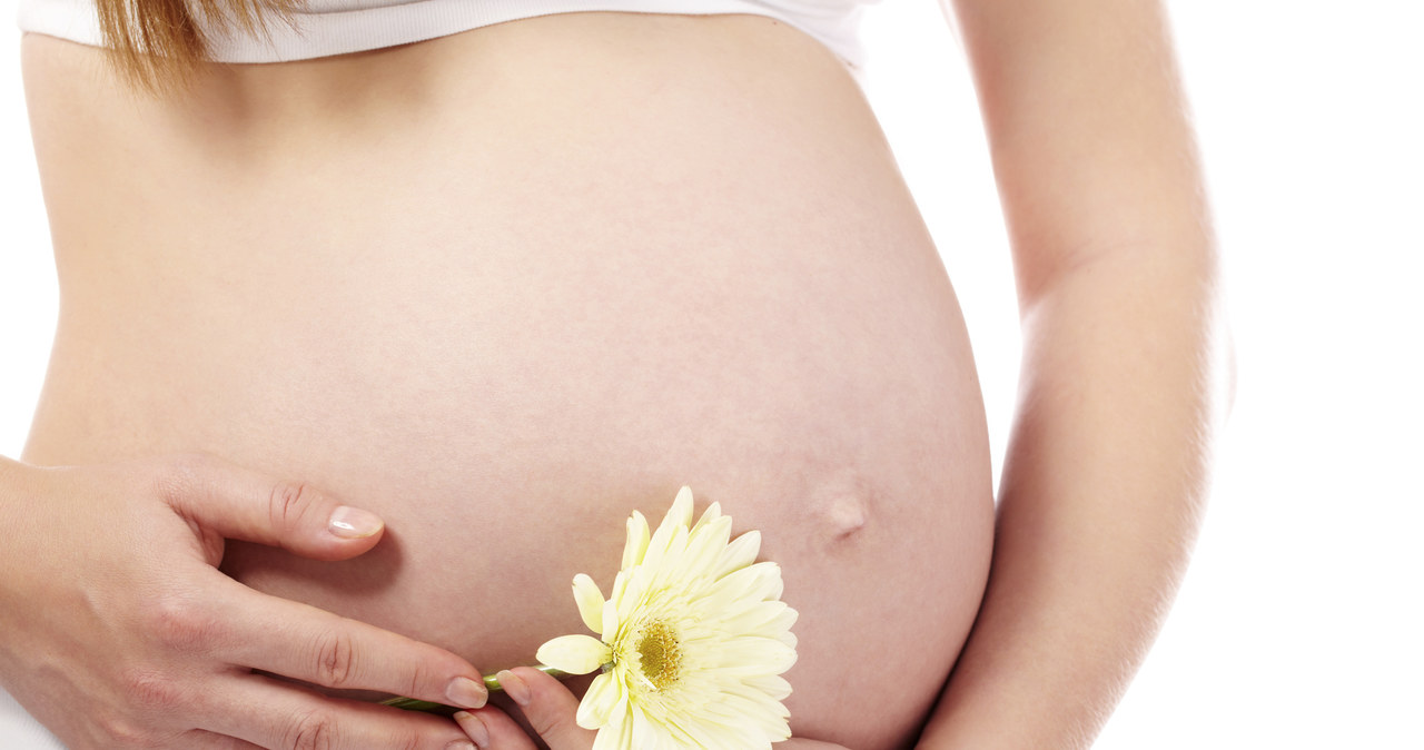 W pierwszych miesiącach ciąży lepiej unikać ibuprofenu /© Glowimages