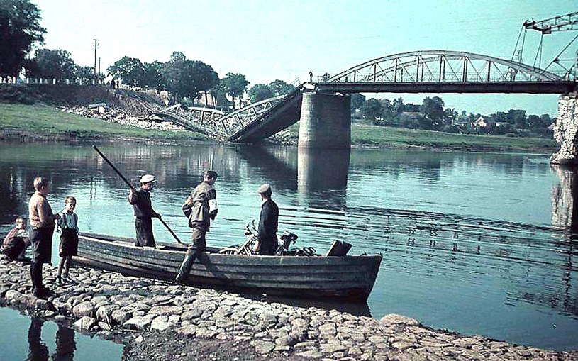 W pierwszych tygodniach okupacji hitlerowskiej straszyły wysadzone w powietrze przez Wojsko Polskie obornickie mosty /&nbsp