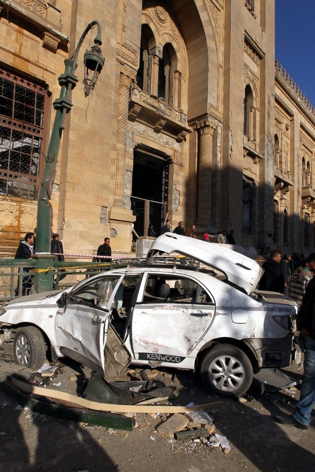 W pierwszym ataku poważnie uszkodzony został również budynek pobliskiego Muzeum Sztuki Islamskiej /KHALED ELFIQI   /PAP/EPA