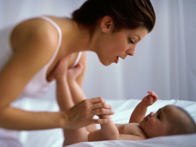 W pierwszym okresie po porodzie miesiączki bywają nieregularne &nbsp; /Styl.pl