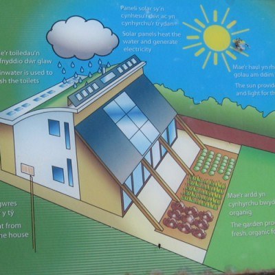 W pierwszym rzędzie na pewno należy pomyśleć o energooszczędnym oświetleniu i dobrych oknach /INTERIA.PL