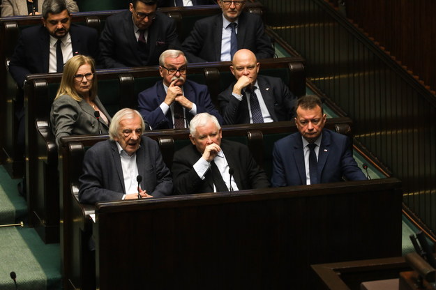 W pierwszym rzędzie: prezes PiS Jarosław Kaczyński (C), wicemarszałek Sejmu Ryszard Terlecki (L) oraz wicepremier, minister obrony narodowej Mariusz Błaszczak (P) na sali plenarnej Sejmu w Warszawie /Albert Zawada /PAP