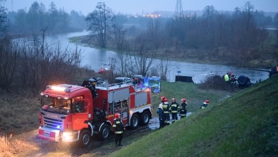 W Pile tir wpadł do rzeki. Nie żyje kierowca