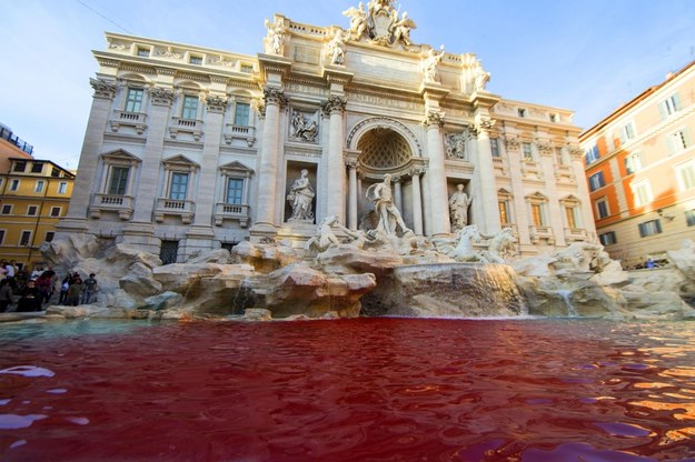 W pilnie strzeżonej Fontannie di Trevi zabarwiono wodę na czerwono /MASSIMO PERCOSSI /PAP/EPA