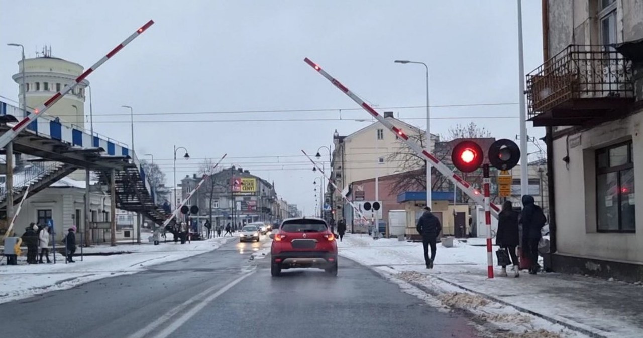 W Piotrkowie Trybunalskim policjanci ukarali kierującą osobowym Renault za zbyt wczesny wjazd pod zapory /Polska Policja /Informacja prasowa