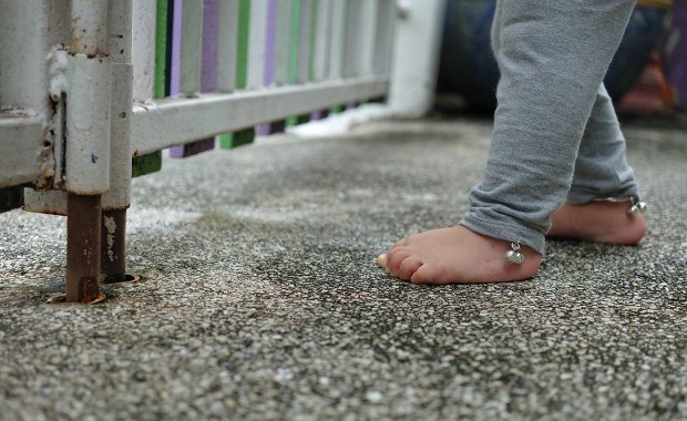 W piżamie i bez opieki. 3,5-latka błąkała się po ulicach Białegostoku