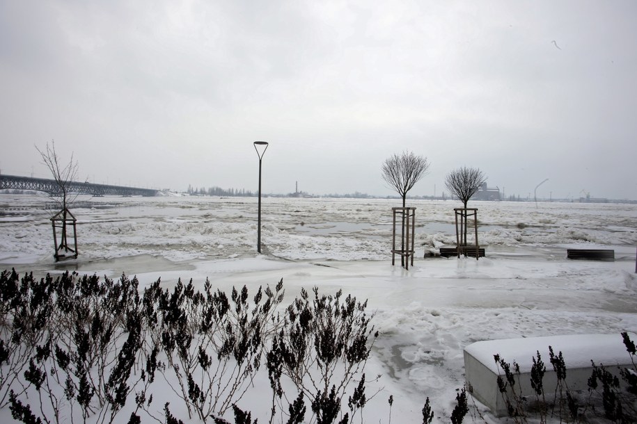 W Płocku obowiązuje nadal ogłoszony w poniedziałek alarm przeciwpowodziowy /Szymon Łabiński /PAP