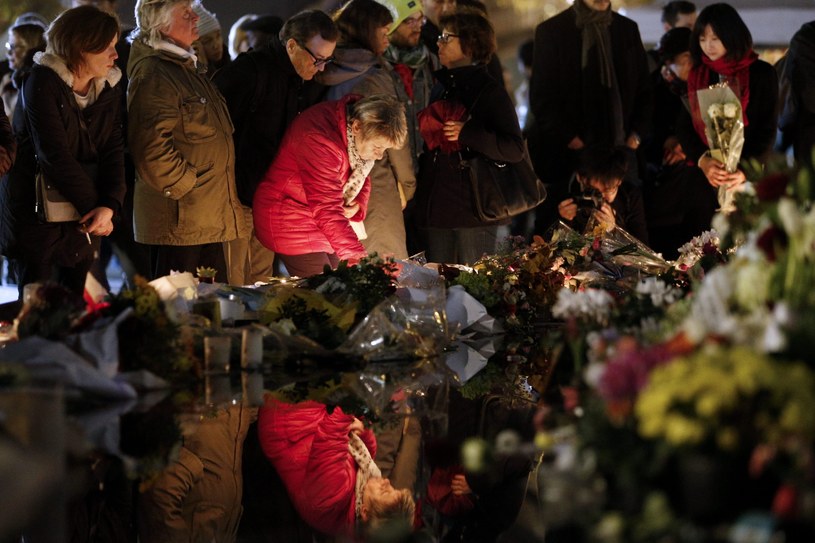 W pobliżu Bataclanu, w którym rozegrała się największa tragedia ludzie wciąż składają kwiaty i palą znicze /PAP/EPA