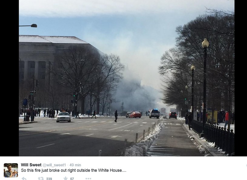 W pobliżu Białego Domu unosi się dym /Twitter