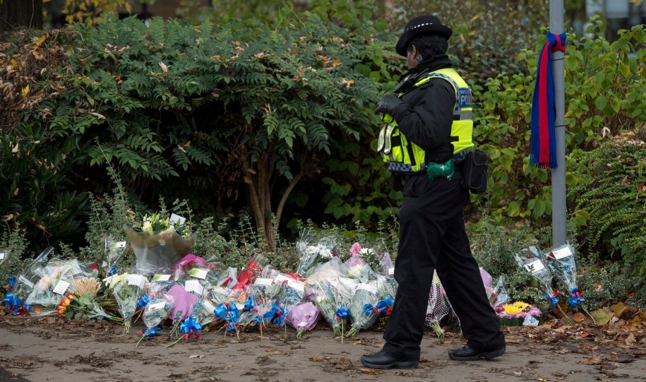 W pobliżu miejsca, gdzie doszło do tragedii, ludzie złożyli kwiaty /PAP/EPA/WILL OLIVER    /PAP/EPA