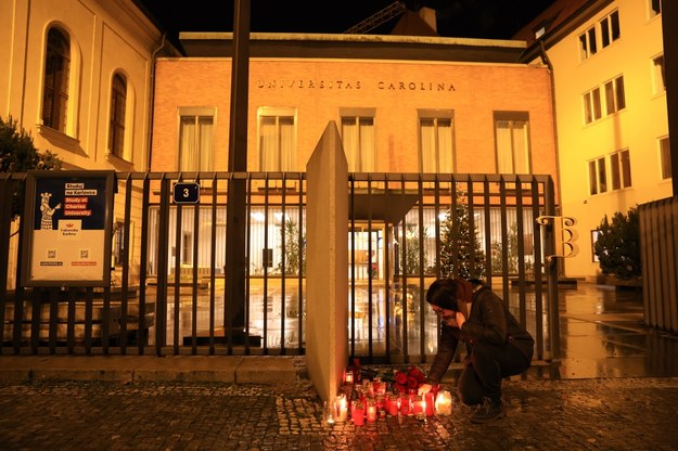 W pobliżu miejsca strzelaniny wielu mieszkańców Pragi zapaliło świeczki. /Martin Divisek /PAP/EPA