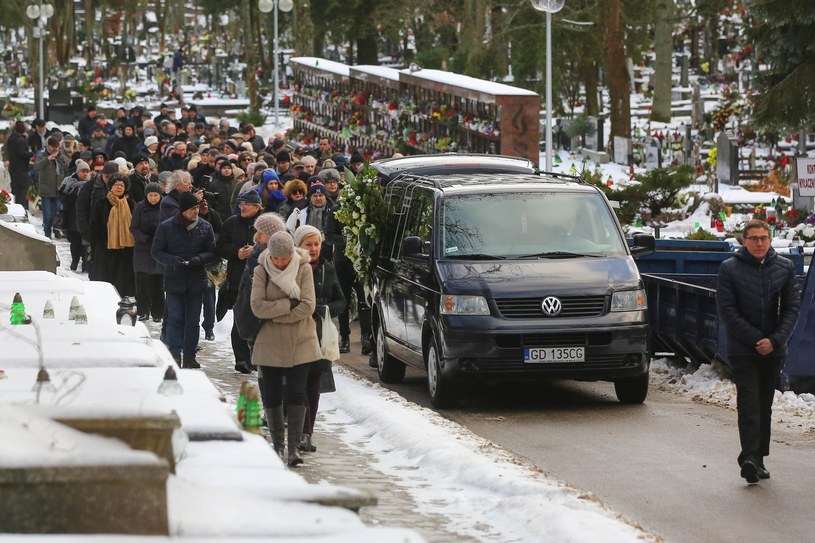 W pogrzebie Jerzego Kosseli uczestniczyły setki osób. /Piotr Hukało /East News