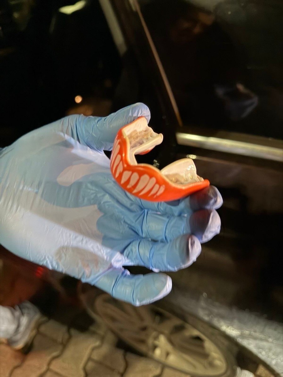 W pojazdach znaleziono pojemniki ze sprayem, kominiarki oraz odzież i akcesoria związane z barwami klubowymi /Komenda Wojewódzka Policji w Gdańsku