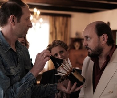 W pokoju za ścianą swe małżeńskie życie toczą rodzice, Tadek (Adam Woronowicz) i Elżbieta (Kinga Preis). On jest stale upokarzanym przez system inteligentem, który po pracy pędzi bimber i po cichu zazdrości opływającemu w dobrobyt szwagrowi (Rafał Rutkowski).