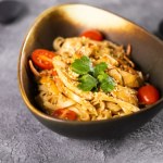 W pół godziny zrobisz sycący obiad z patelni. Dużo białka i zdrowych warzyw