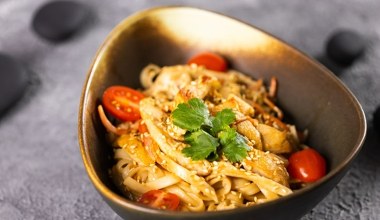 W pół godziny zrobisz sycący obiad z patelni. Dużo białka i zdrowych warzyw