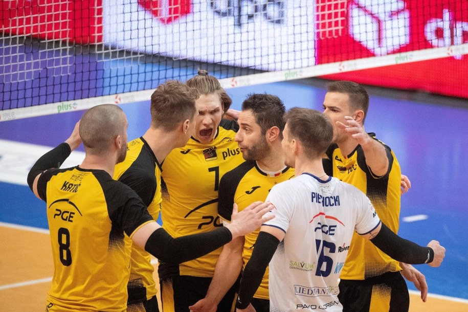 W półfinale PGE Skra Bełchatów zmierzy się z Vervą Warszawą Orlen Paliwa /	Grzegorz Michałowski   /PAP