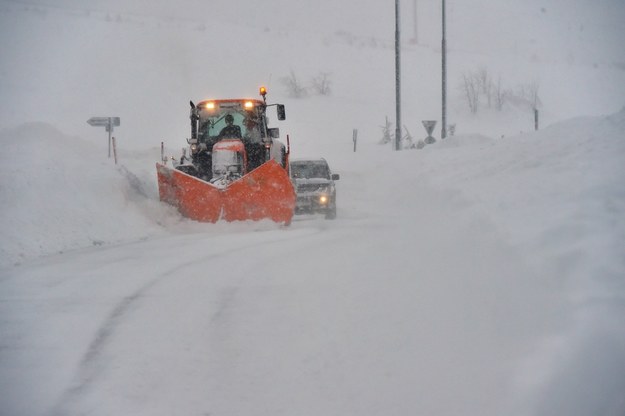W północnych Czechach, gdzie opady śniegu spowodowały najwięcej komplikacji, przestało sypać /Slavomir Kubes /PAP/CTK