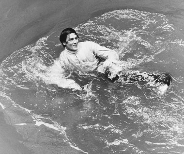 W połowie XX wieku istniało przekonanie, że dla młodych, krnąbrnych mężczyzn najlepszym miejscem jest wojsko. Dlatego w wieku 17 lat Delon został wcielony do francuskiej Marynarki Wojennej. Jak szybko się okazało, mundur również nie pomógł w rozwiązaniu problemów wychowawczych. Delon odsłużył  ponad cztery lata, z czego prawie rok spędził w więzieniu. 

Jednym z jego najpoważniejszych wykroczeń była kradzież wojskowego jeepa i jazda nim po okolicy. Niestety dla młodego żołnierza, ta wycieczka skończyła się w jeziorze, którego podczas nocnej przejażdżki nie zauważył. Jak sam wspominał  w późniejszych wywiadach: "Wysłali mnie za to to więzienia... Nie uznali, że to było zabawne. Nie wiem dlaczego. Ja miałem dużo frajdy".

Delonowi może i brakowało dyscypliny, ale nie brakowało szczęścia do ciekawych ludzi. Pierwszą istotną znajomością w dorosłym życiu Alaina była Brigitte Auber. Francuska aktorka, którą Alain poznał w paryskim klubie jazzowym, została jego kochanką i katalizatorem aktorskiej kariery. To właśnie Auber poznała Alaina z Yvesem Allegratem [twórca m.in. "Cud zdarza się tylko raz" - red.]. To od Allegrata rozpoczęła się kariera filmowa Francuza. Reżyser zaproponował mu bowiem rolę młodego mordercy w filmie "Gdy wmiesza się kobieta" (trudno nie odnieść wrażenia, że tytuł aktorskiego debiutu, jest bardzo ironiczny w odniesieniu do kariery Delona).