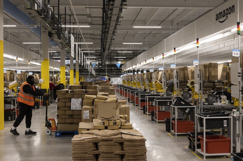 W Polsce Amazon funkcjonuje od marca 2021 roku. Dużo dłużej działają już centra logistyczne obsługujące zamówienia z innych krajów /Dan Kitwood /Getty Images
