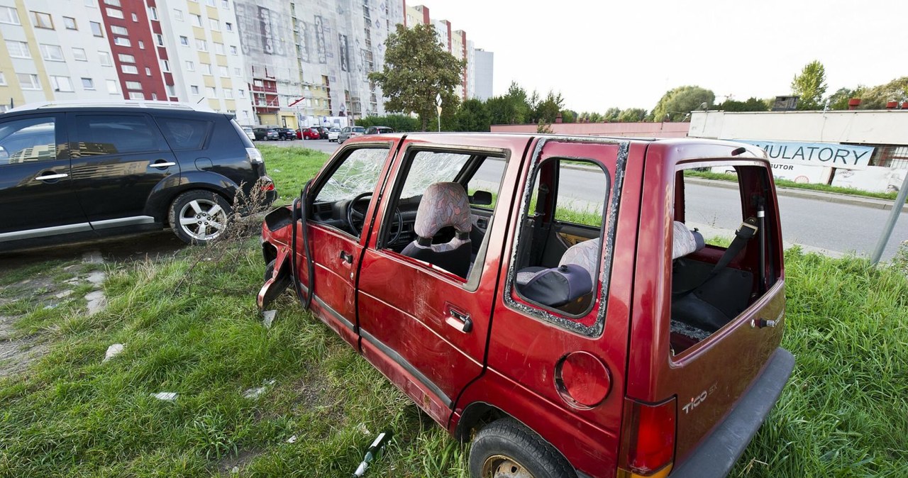 W Polsce aż 10 mln aut istnieje tylko na papierze! /Stanisław Bielski/Reporter /Agencja SE/East News