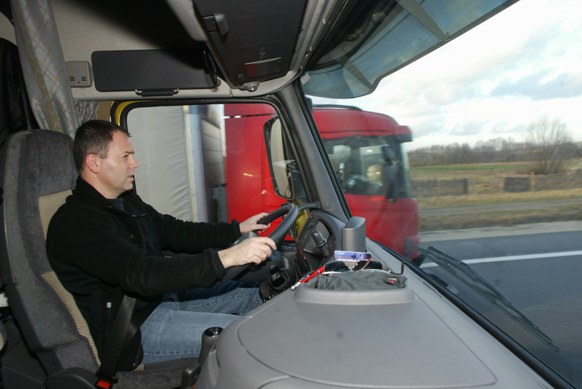 W Polsce brakuje chętnych na zostanie zawodowymi kierowcami /Dariusz Gacek /Reporter