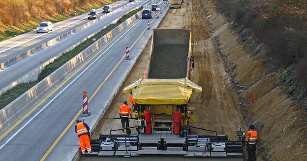 W Polsce buduje się teraz prawie 2 tys. km nowych autostrad i dróg ekspresowych /&copy; Panthermedia
