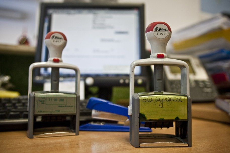 W Polsce co roku powstaje coraz więcej nowych przepisów /Wojciech Pacewicz /PAP