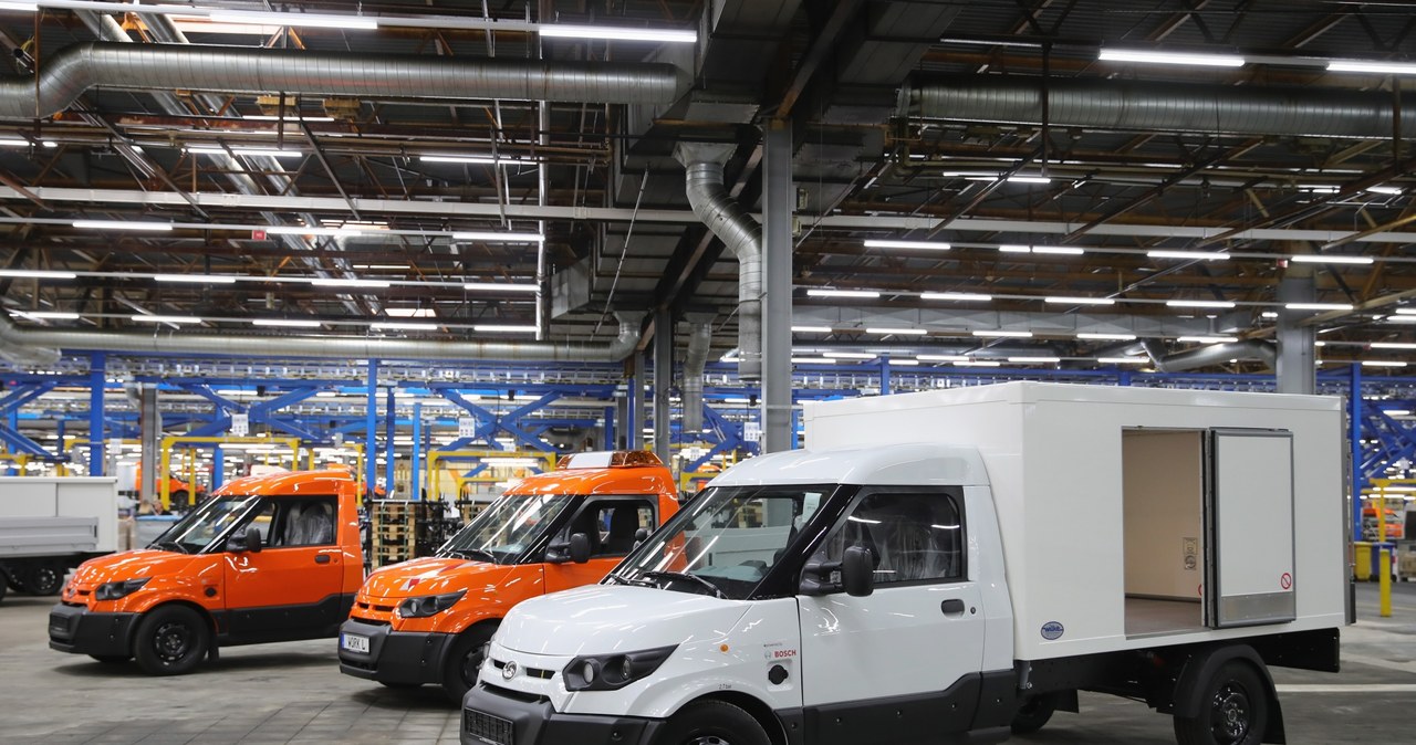 W Polsce DHL dopiero będzie testować auta elektryczne. Tymczasem w Niemczech Deutsche Post DHL miał własną fabrykę dostawczych furgonetek na prąd o nazwie StreetScooter. Okazała się nierentowana, w marcu ogłoszono jej zamknięcie /Getty Images