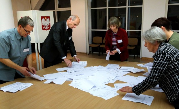 W Polsce długo nie będzie elektronicznych urn. Głosy liczą ludzie 