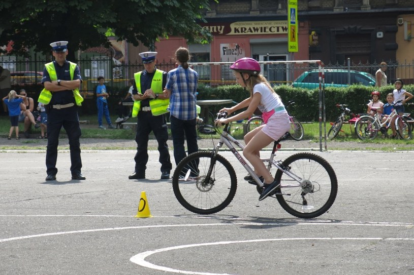 W Polsce dzieci mogą (ale nie muszą) zdawać na kartę rowerową. Jeśli tego nie zrobią, to kończąc 18. rok życia po prostu mogą wsiadać na rower i wyjeżdżać na ulice /Adrian Ślazok /Reporter