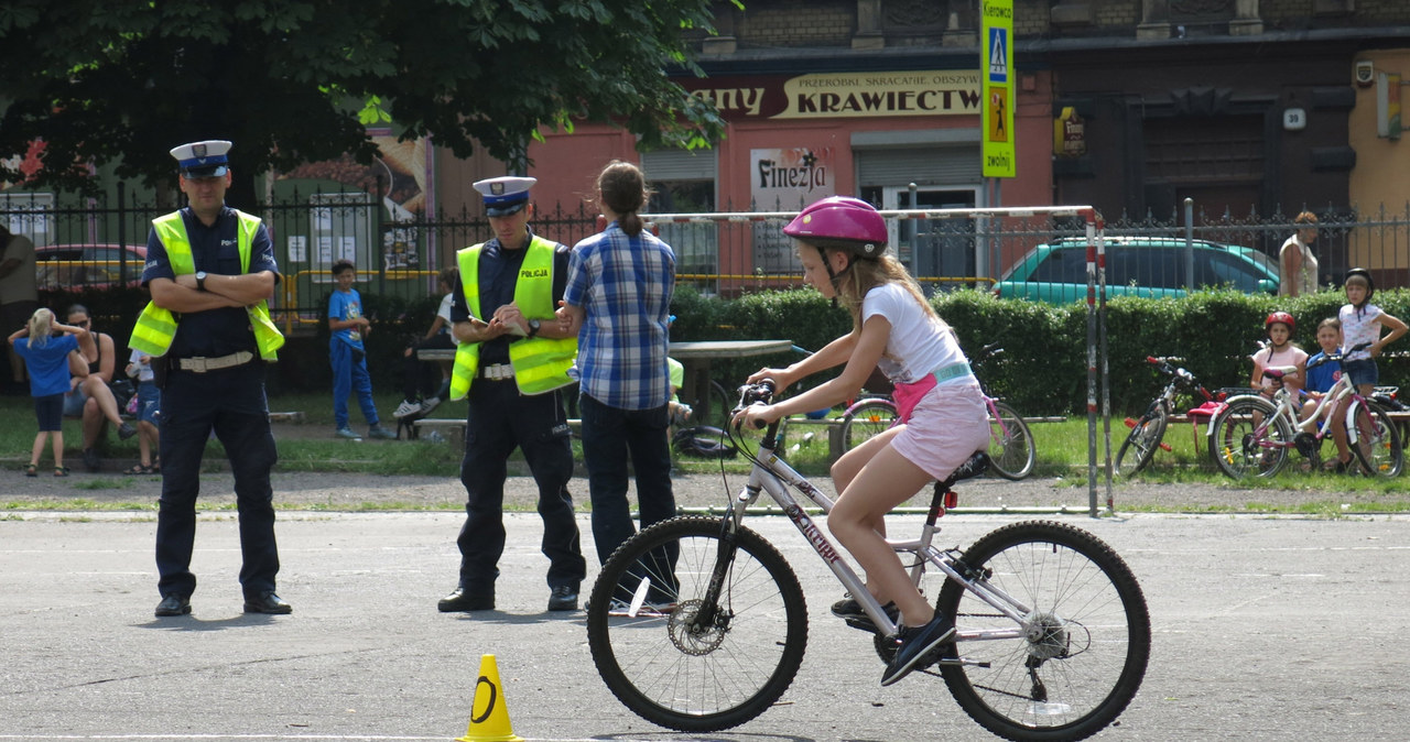 W Polsce dzieci mogą (ale nie muszą) zdawać na kartę rowerową. Jeśli tego nie zrobią, to kończąc 18. rok życia po prostu mogą wsiadać na rower i wyjeżdżać na ulice /Adrian Ślazok /Reporter