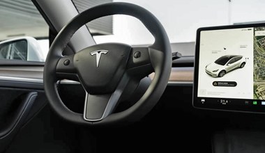 W Polsce liczniki się cofa, a Tesla przebiegi zawyża. Jest pozew