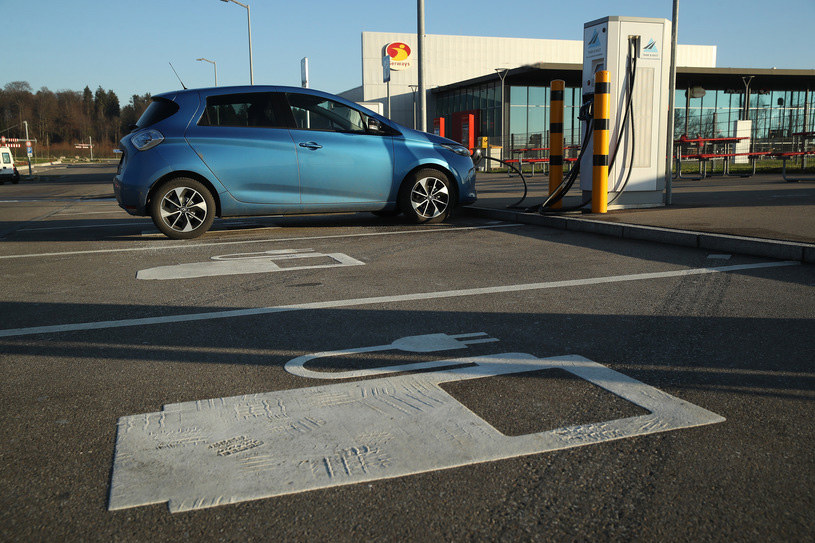 W Polsce ma się pojawić rozbudowana infrastruktura do ładowania pojazdów elektrycznych /Getty Images