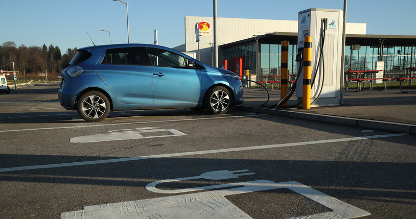 W Polsce ma się pojawić rozbudowana infrastruktura do ładowania pojazdów elektrycznych /Getty Images