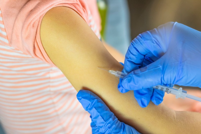 W Polsce matki, które szczepią swoje córki przeciw HPV, są piętnowane /123RF/PICSEL