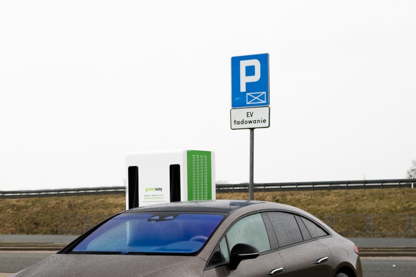 W Polsce miejsca dla aut elektrycznych na czas ładowania są oznaczone. Złamanie przepisu to nawet 5000 zł kary /Jan Guss-Gasiński /INTERIA.PL