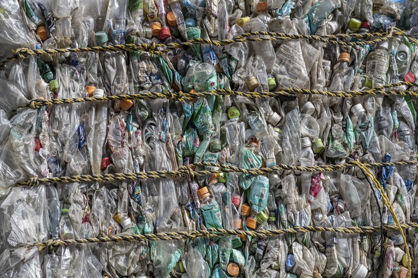 W Polsce niemal 60 proc. butelek PET nadal nie trafia do recyklingu. Takie odpady najczęściej wędrują do spalarni /Carl Court /Getty Images