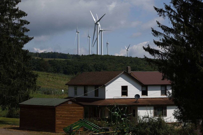 W Polsce obowiązuje zasada 10H zabraniająca lokowania elektrowni wiatrowych w odległości mniejszej niż 10-krotność wysokości turbiny (zdj. ilustracyjne) /Chip Somodevilla /AFP