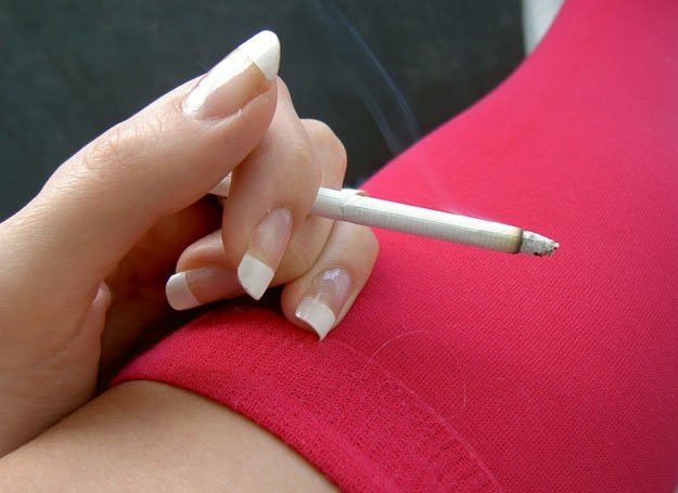 W Polsce papierosy pali co trzecia kobieta
