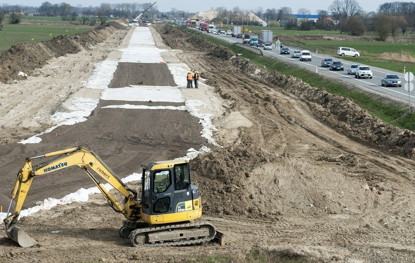 W Polsce powoli, ale systematycznie powstają nowe drogi /Wojciech Stróżyk /Reporter