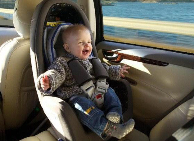 W Polsce przewożenie dziecka w foteliku tyłem do kierunku jazdy na przednim siedzeniu samochodem wyposażonym w poduszkę powietrzną jest zabronione. Dlaczego? /123RF/PICSEL