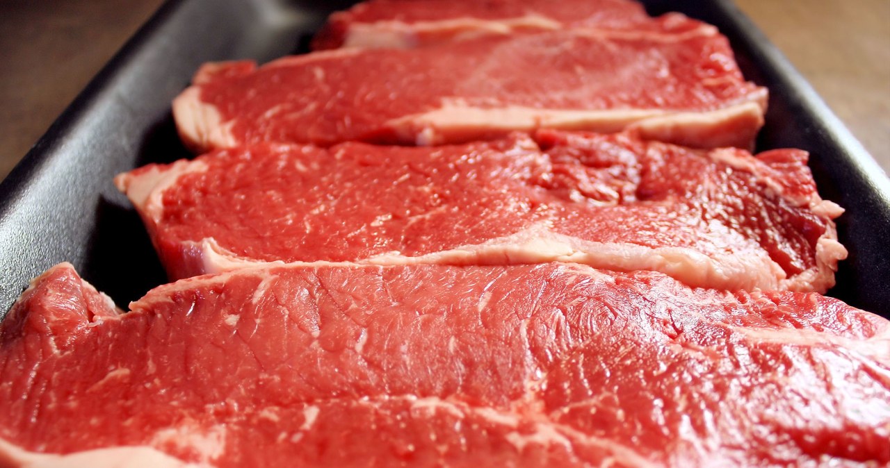 W Polsce rośnie spożycie mięsa. W ciągu 2022 roku wzrosło o 2,9 kg na osobę - informuje GUS /123RF/PICSEL