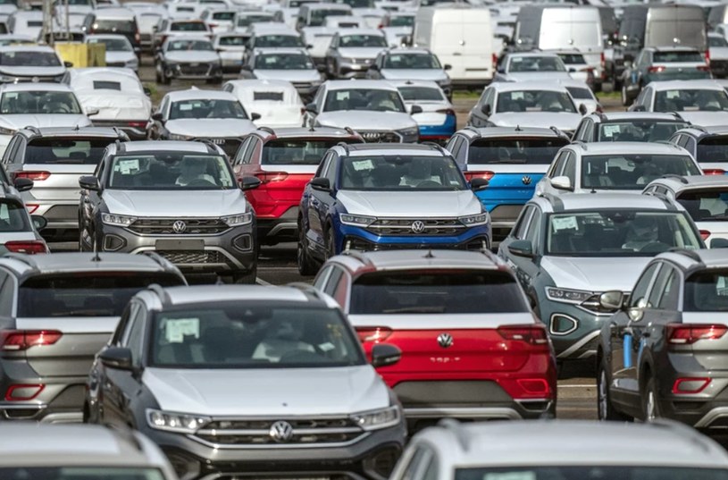 W Polsce rośnie sprzedaż nowych samochodów /Getty Images